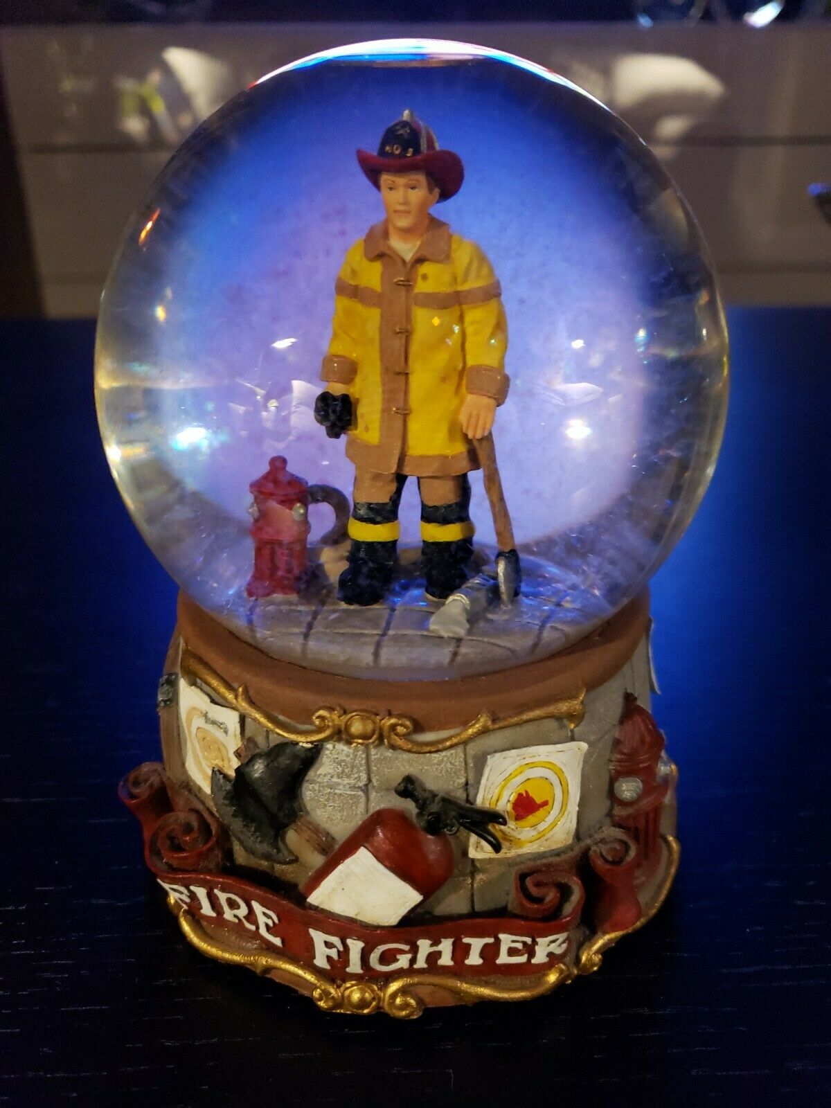 2001 Snow Globe Music Box Fire Fighter Fireman Plays "chariots Of Fire" Euc