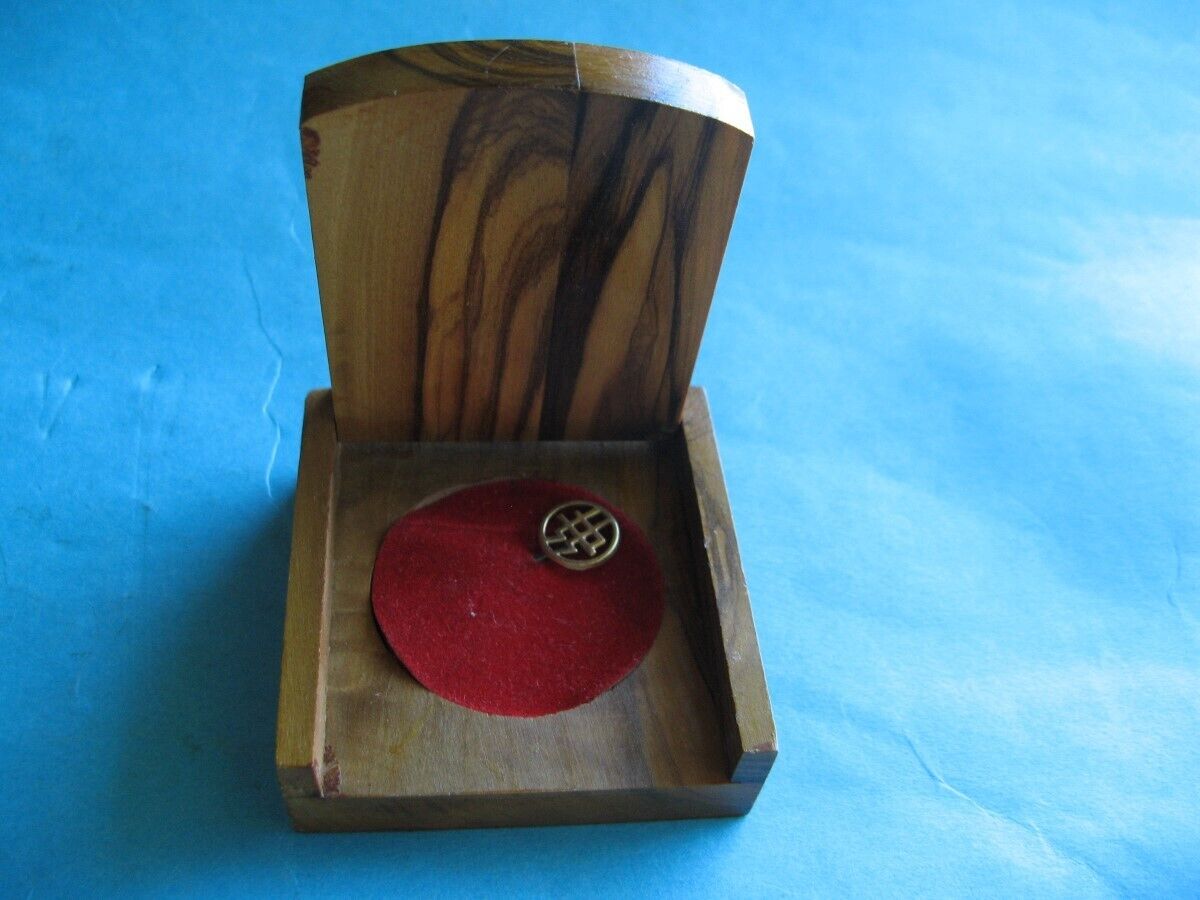Vtg Judaica Israel Collectible  Bank Leumi Pin In Luxury Olive Wood Box Gilded